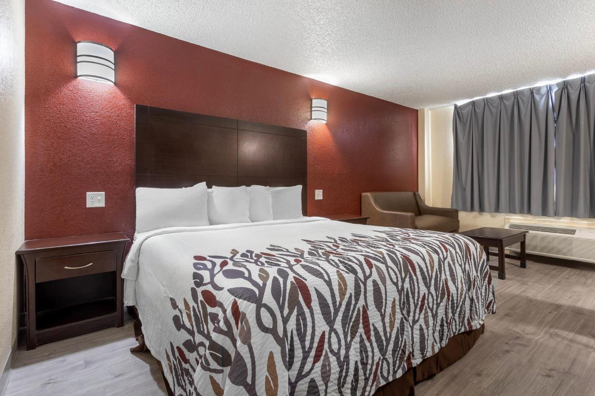 Red Roof Hotel 3*
