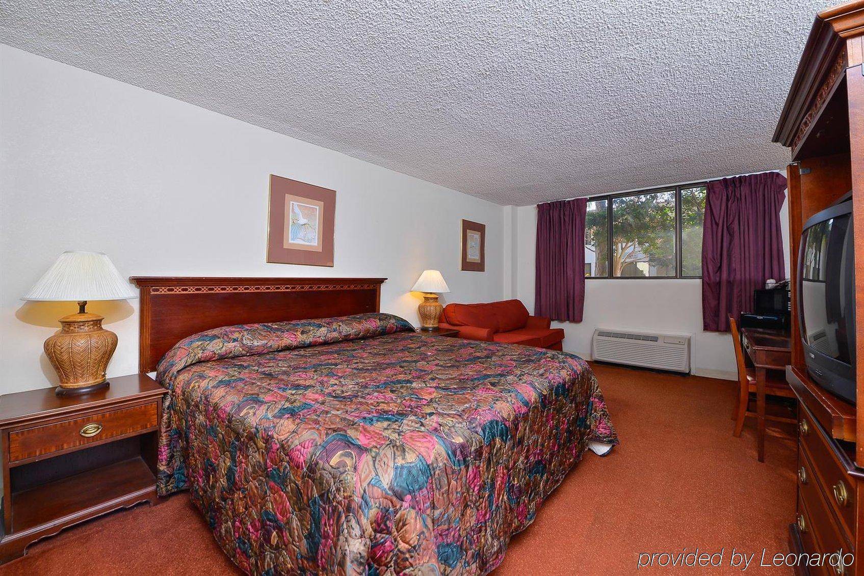 Red Roof Hotel 3*